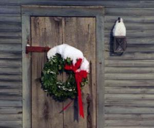 yapboz Çelengi Noel bir evin kapısında asılı
